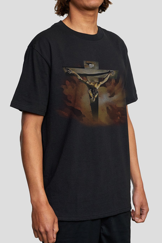 TOP VIEW OF THE CRUCIFIXION GRAPHIC TEE